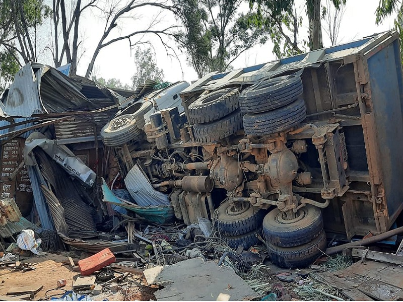 speedy truck rammed into shop; Both died on the spot | दुकानात शिरला भरधाव टिप्पर, दांम्पत्याचा चिरडून मृत्यू