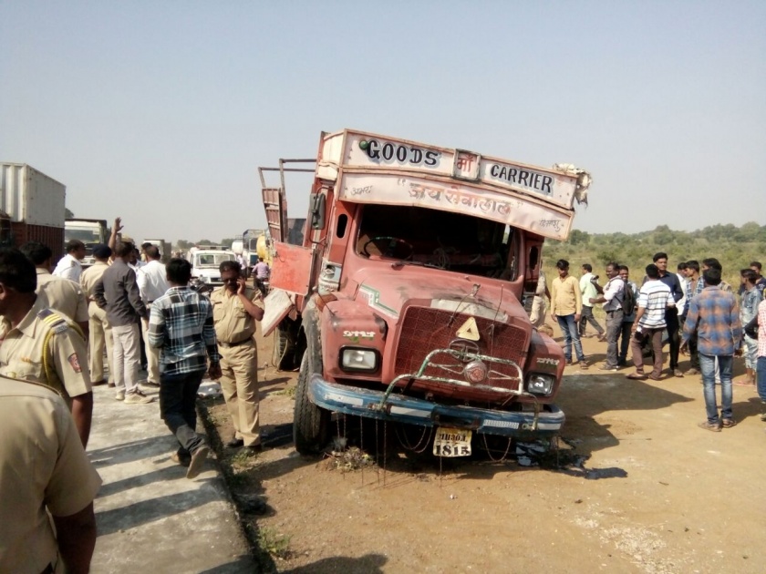 Truck overturns on national highway; One killed, six serious | राष्ट्रीय महामार्गावर राखेचा ट्रक उलटला; एक ठार, सहा गंभीर