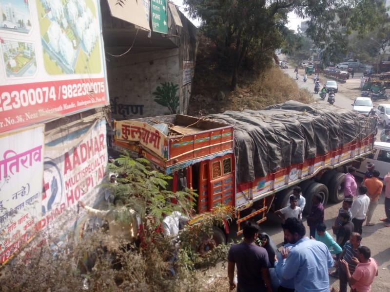 Thrill of break-failed truck in Narhe village; One injured | नऱ्हे गावात ब्रेक फेल झालेल्या ट्रकचा थरार; एकजण जखमी