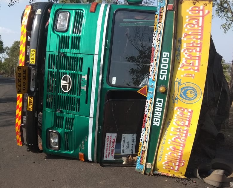 Grain truck overturned due to flat tire, accident on North-Halewadi road | टायर फुटल्याने धान्याचा ट्रक उलटला, उत्तूर - हालेवाडी मार्गावर अपघात