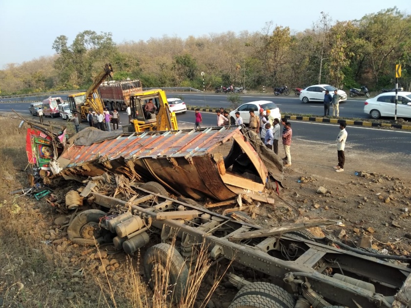 Sand truck overturns on Nagpur-Amravati highway, two killed | नागपूर-अमरावती महामार्गावर वाळूचा ट्रक उलटून अकोल्यातील दोघे ठार