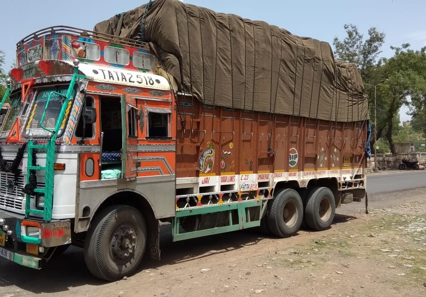 10 lakh debris removed from a truck; Types on Chalisgaon-Nandgaon road | उभ्या असलेल्या ट्रक मधून १० लाखाचे भंगार लांबवले; चाळीसगाव-नांदगाव रस्त्यावरील प्रकार