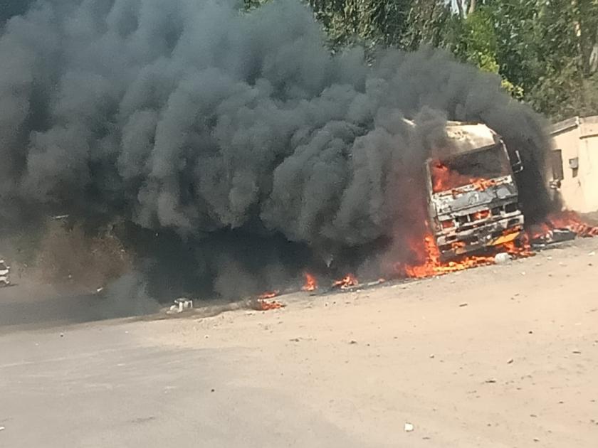 Truck burnt on Pune-Satara highway, incident at Nigde pune latest crime | Pune: पुणे-सातारा महामार्गावर ट्रक जळून खाक, निगडे येथील घटना