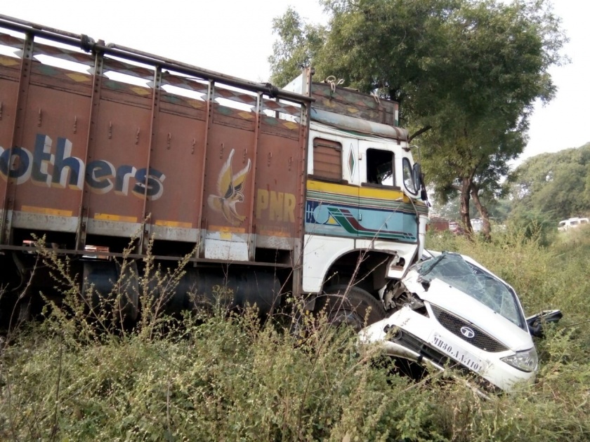 A truck and a car in front of Amora, on the National Highway; Three injured | राष्ट्रीय महामार्गावर ट्रक आणि कारची अमोरासमोर धडक; तीन जखमी