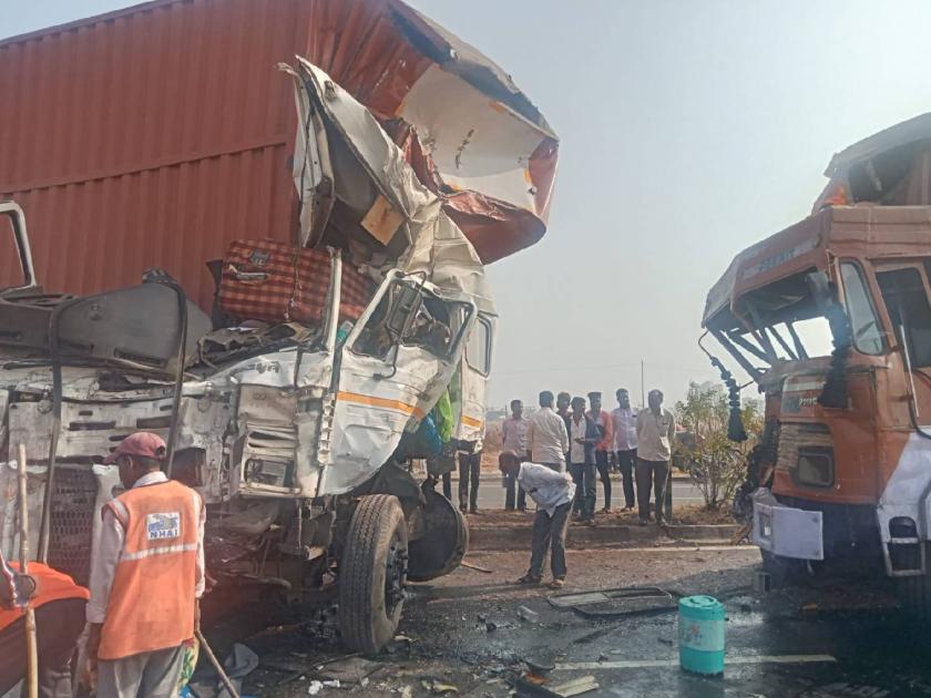 Horrific accident near Dharashiv, two trucks collide and driver leg broken | धाराशिवनजिक भीषण अपघात, दाेन ट्रक एकमेकांवर आदळले, चालकाचे पाय तुटले