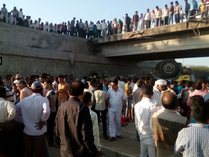 Truck falls into drain in Bhavnagar, 25 killed | भीषण अपघात! लग्नाच्या वऱ्हाडाचा ट्रक नाल्यात कोसळून 26 जणांचा मृत्यू