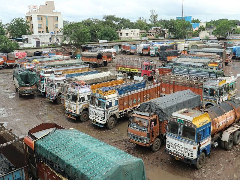 Jaladgaon 500 transporter holders of Jalgaon district | जळगाव जिल्ह्यातील ५०० ट्रान्सपोर्टधारकांचा कडकडीत बंद