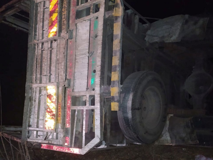 15 died after truck overturned in Jalgaon several injured | जळगावात पपईची वाहतूक करणारा ट्रक उलटला; १५ मजुरांचा जागीच मृत्यू
