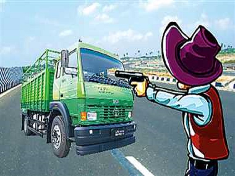Robbed the truck driver at gunpoint; Incident on Nagar-Manmad Highway | शस्त्राचा धाक दाखवून ट्रक चालकास लुटले; नगर-मनमाड महामार्गावरील घटना