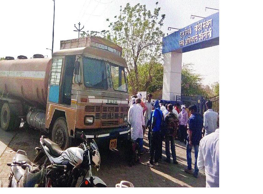 One killed in a tanker and two wheeler in Nanded city | नांदेड शहरात टँकर-दुचाकीच्या धडकेत एक ठार