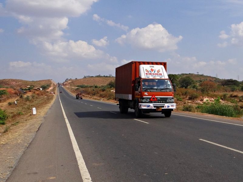 The heavy traffic on the highway in Raigad district was closed from December 29 to 31, the Collector Dr. Vijay Suryavanshi instructions | रायगड जिल्ह्यातील महामार्गावरील अवजड वाहतूक 29 ते 31 डिसेंबर दरम्यान बंद, जिल्हाधिकारी डॉ. विजय सूर्यवंशी यांचे निर्देश