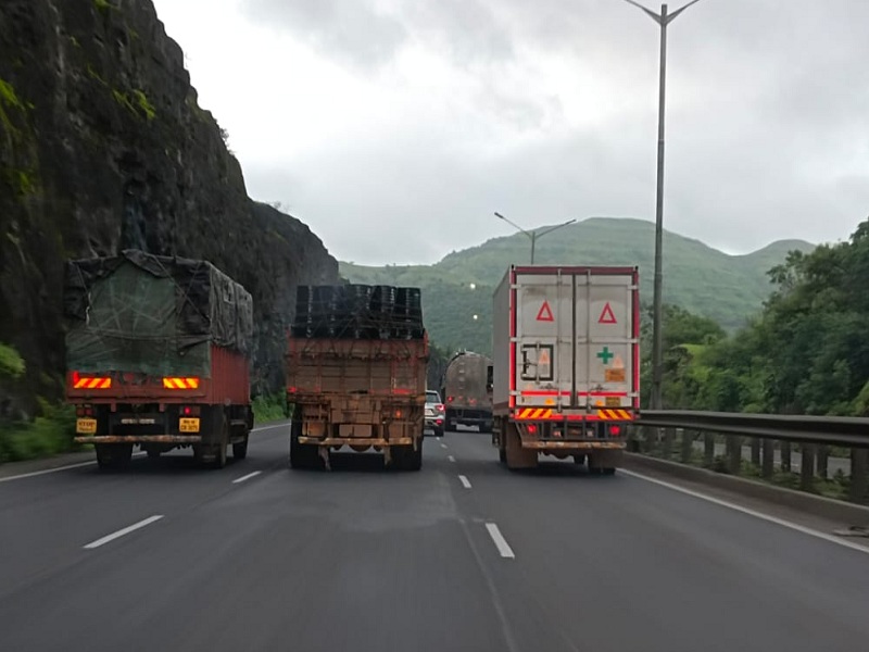 Deadly Thrill of Vehicles on Pune-Mumbai Highway; Increased risk of accidents | पुणे-मुंबई महामार्गावर वाहनांचा जीवघेणा थरार; अपघाताचा धोका वाढला