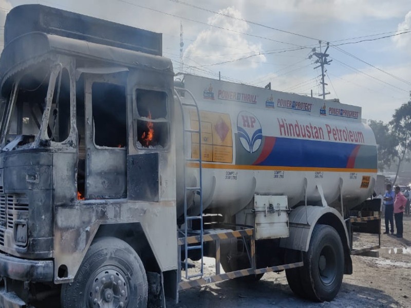 Petrol tanker on Pune-Solapur highway The driver avoided a major accident | पुणे - सोलापूर महामार्गावर पेट्रोलच्या टँकरने घेतला पेट; चालकामुळे मोठी दुर्घटना टळली