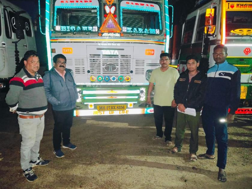 1.20 crore worth of illegal sand and two trucks seized Mohadi revenue officers raided at night | अवैध रेती आणि दोन ट्रकसह १.२० कोटींचा माल जप्त; मोहाडीतील महसूल अधिकाऱ्यांनी रात्री घातली धाड 