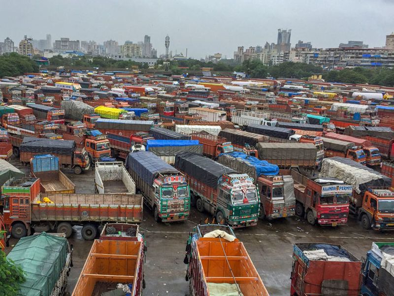 Coronavirus: 11 lakh trucks closed for 11 days | Coronavirus : राज्यातील सव्वा लाख ट्रक अकरा दिवस वाहतुकीसाठी बंद, वाहतूक संघटनांचा निर्णय 