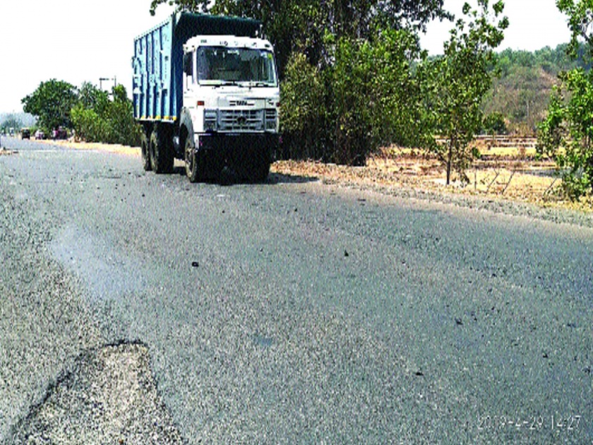 Accidental risk of overloaded coal transportation on Mumbai-Goa highway | मुंबई-गोवा महामार्गावर ओव्हरलोड कोळसा वाहतुकीमुळे अपघाताचा धोका