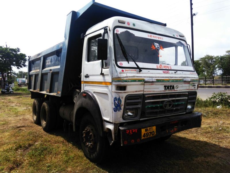 truck stolen for action at Kannada tahsil office | कन्नड तहसील कार्यालयात कारवाईसाठी आणलेला हायवा ट्रक चोरीस 