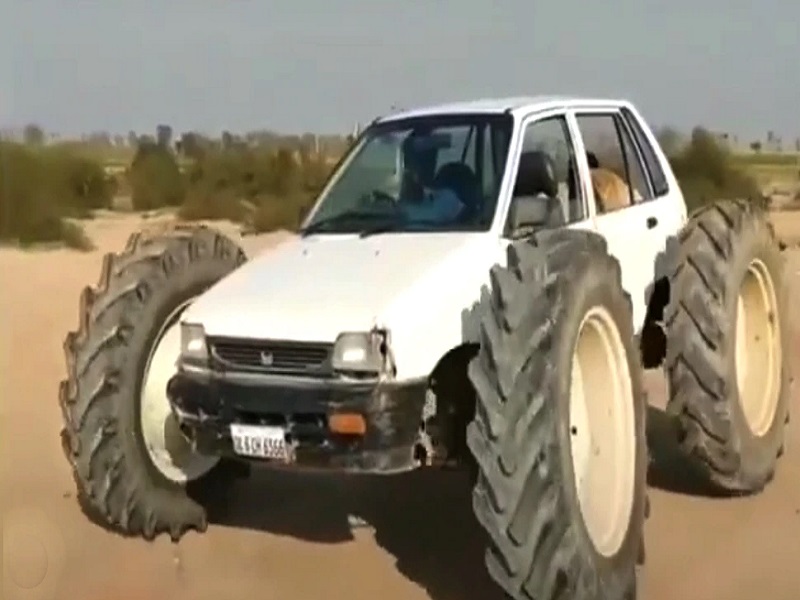 Maruti 800 cars fitted with tractor tires ; Watch the video | मारुती 800 कारला बसवले ट्रॅक्टरचे टायर अन्...; पाहा Video