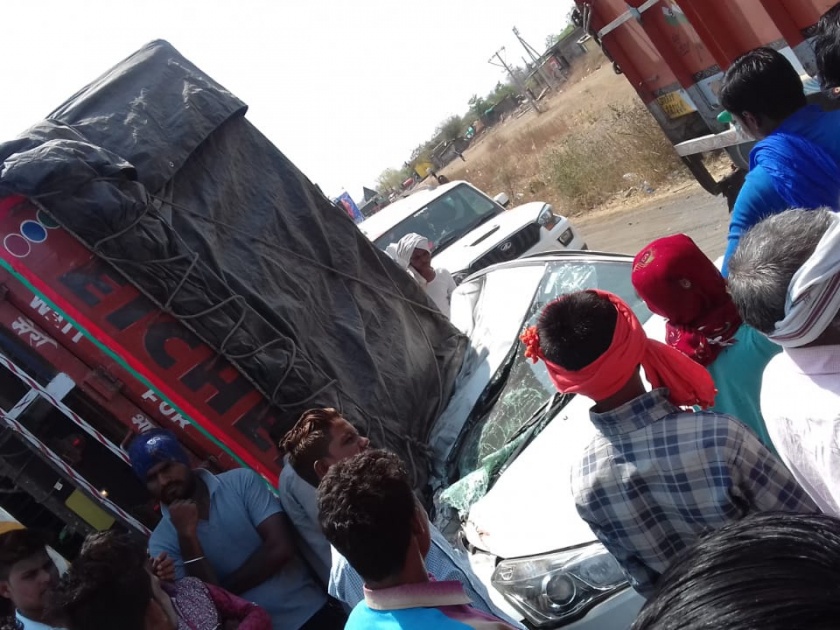 Truck collapses on national highway; One injured | राष्ट्रीय महामार्गावर भरधाव ट्रक कारवर कोसळला; एक जखमी