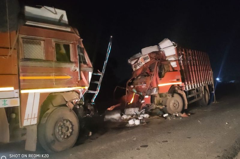 Two trucks collide on National Highway; Driver killed | राष्ट्रीय महामार्गावर दोन ट्रकची अमोरासमोर धडक; चालक ठार