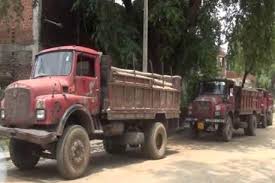 Five trucks carrying illegal sand were seized | रेतीची अवैधरीत्या वाहतूक करणारे पाच ट्रक पकडले