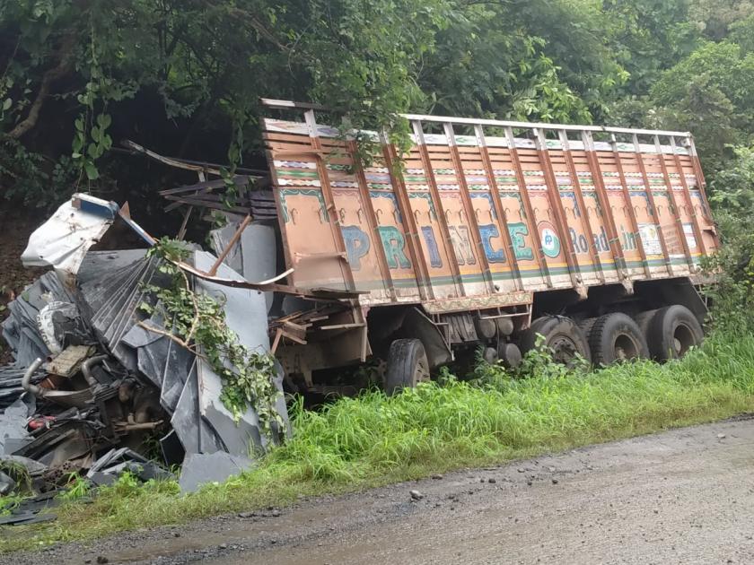 Truck accident in Pathur Ghat; The driver was killed on the spot | पातूर घाटात ट्रकचा अपघात; चालक जागीच ठार