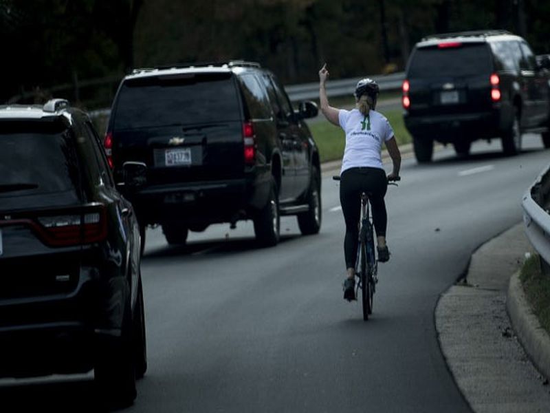 Cyclist Who Gave President Trump The Finger Loses Her Job | डोनाल्ड ट्रम्प यांना 'मिडल फिंगर' दाखविणाऱ्या महिलेची गेली नोकरी