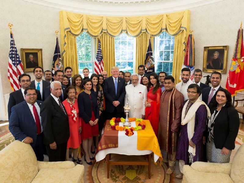  The President of the White House celebrated Diwali in the White House, trimni lampa ignite | व्हाइट हाउसमध्ये राष्ट्राध्यक्षांनी केली दिवाळी साजरी , ट्रम्पनी केले दीप प्रज्वलन