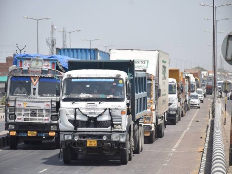 In this country, truck drivers get a job with a salary of 72 lakh, find out reason | 'या' देशात ट्रक चालकांना मिळत आहे 72 लाख पगाराची नोकरी, जाणून घ्या कारण...