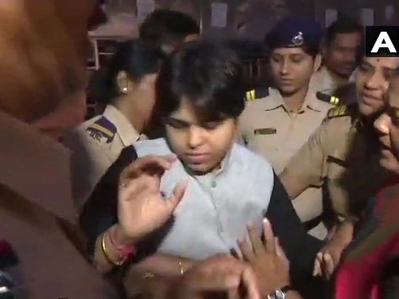 Sabrimala Temple issue Activist Trupti Desai detained by police in pune when she was on the way to meet pm narendra modi | Sabarimala Temple : मोदींच्या भेटीसाठी निघालेल्या तृप्ती देसाई पोलिसांच्या ताब्यात