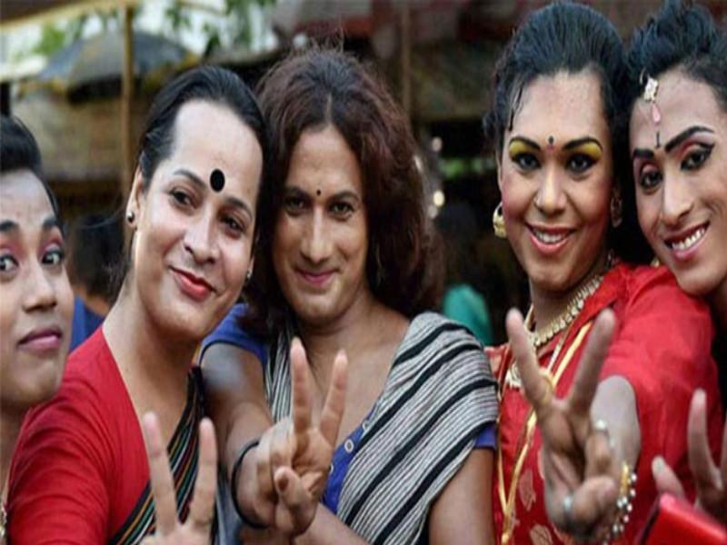 Glorious ! Pune Police help to honor of transgenders | गौरवास्पद ! तृतीयंपथीयांच्या सन्मानासाठी सरसावले पुणे पोलीस 