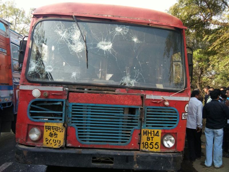 Try to burn a bus driver in Jalgaon | जळगावात बस चालकाला जाळण्याचा प्रयत्न, कोरेगाव-भीमा येथील घटनेचे पडसाद