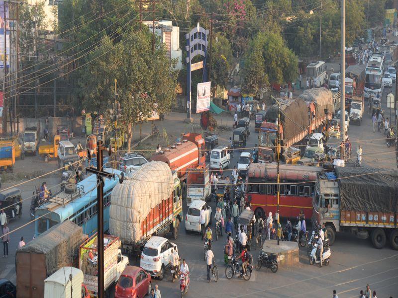 In the Jalgaon traffic jam, one-and-a-half hour passes are held in the City | जळगावात वाहतुकीच्या कोंडीने नागरिक हैराण, अजिंठा चौकात दीड तास कोंडी