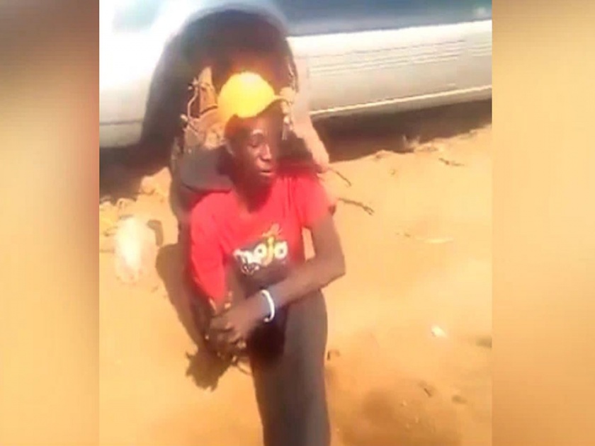 African baba ramdev : Youth doing amazing stunts netizens called him african baba ramdev video goes viral | African baba ramdev : कमाल! आफ्रिकेच्या रामदेव बाबांचा खतरनाक स्टंट पाहून तुम्हीही व्हाल अवाक्, पाहा जबरदस्त व्हिडीओ