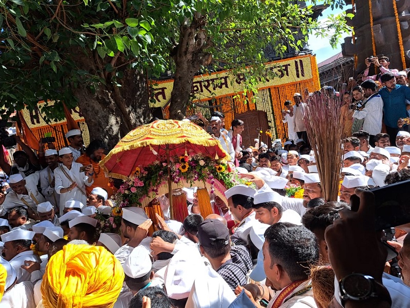 ashadhi ekadashi wari sant tukaram palkhi leaves for pandhari of 338th celebration | तुकोबांचा मेळा निघाला पंढरीला, ३३८ व्या सोहळ्याचे प्रस्थान