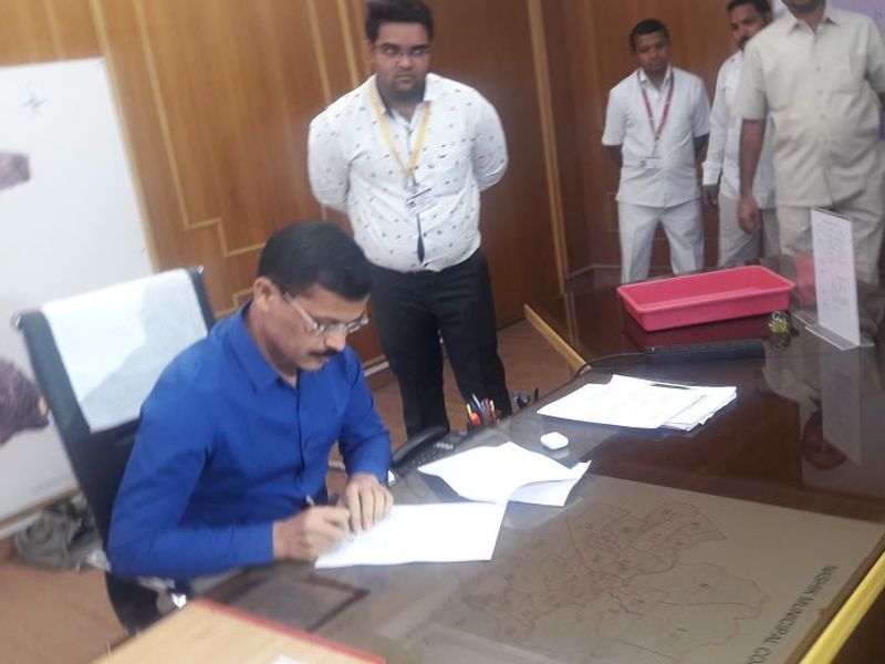 Tukaram Mundhe takes charge of Nashik Muncipal Corporation commissioner | नाशिक : कर्मचारी पोहोचण्याआधीच तुकाराम मुंढेंचा महापालिकेत प्रवेश, अधिका-यांची धावपळ