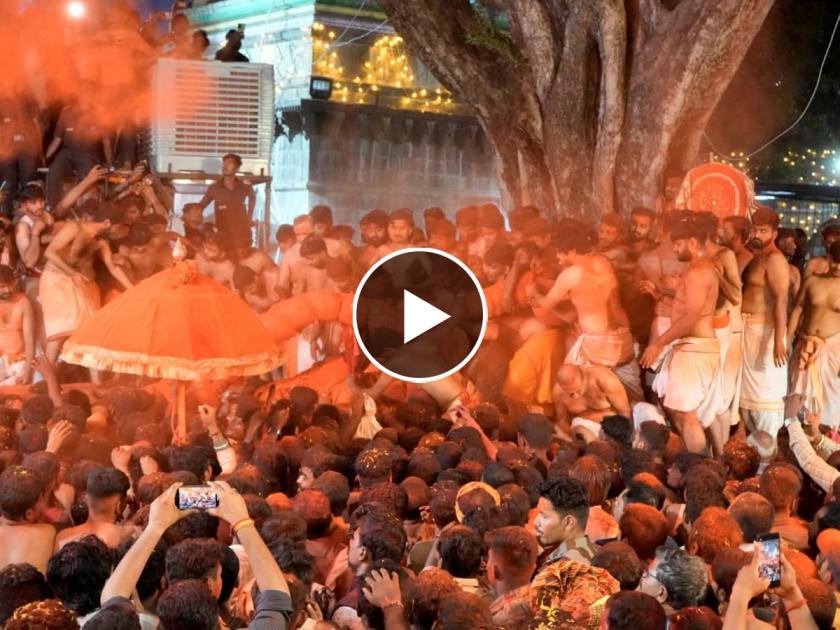 Aai raja Ude-Ude! Simolanghan of Tuljabhavani in kunku-flower showering in Tulajapur | Video: आई राजा उदे-उदे! कुंकू-फुलांच्या उधळणीत झाले तुळजाभवानीचे सीमोल्लंघन
