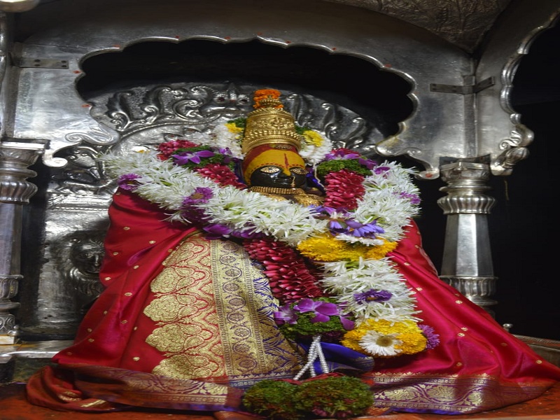 The woman worshiped goddess Tulajabhavani | तुळजाभवानी मंदिराच्या गर्भगृहात जाऊन महिलेने केली देवीची पूजा