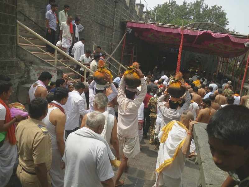 Pilgrims visit for Ghatshapana at Tulajapur | घटस्थापनेसाठी तुळजापुरात भाविकांचा ओघ