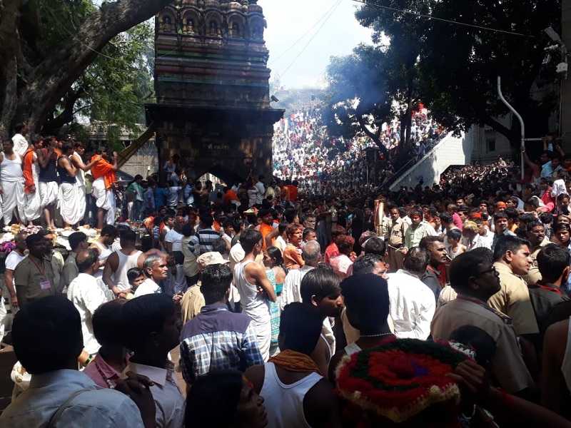 In the presence of thousands of devotees, in the temple of Tulja Bhavani, awakabali done | हजारो भाविकांच्या उपस्थितीत तुळजाभवानी मंदिरात अजाबळी