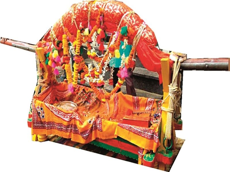 Navratri 2018 : Tradition of Navratri celebration at Tuljapur Bhawani mata temple | Navratri 2018 : नगर ते तुळजापूर प्रवास : तुळजाभवानीच्या पलंग अन् पालखीचा मान नगरला