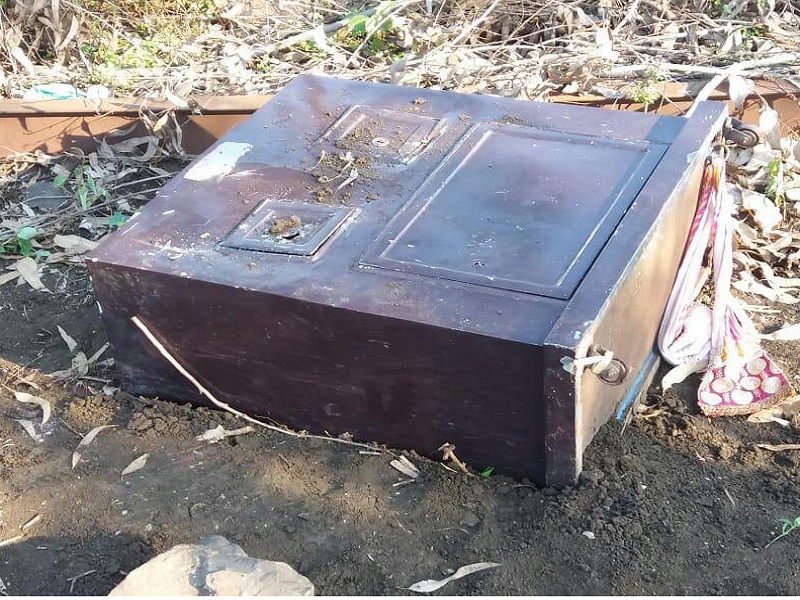 'Wish' of thieves to break the donation box did not work at Ganesh temple in Tuljapura | तुळजापुरातील इच्छापूर्ती गणेश मंदिरातील दानपेटी फोडण्याची चोरांची ‘इच्छा’ अयशस्वी