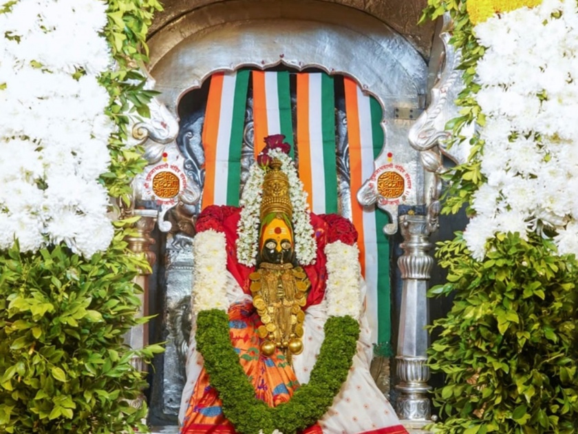 gabhara of Tulja Bhawani is decorated with tricolor stripes and colorful flowers | तुळजाभवानीचा गाभारा तिरंगी पट्ट्यांनी आणि रंगीबेरंगी फुलांनी सजविला