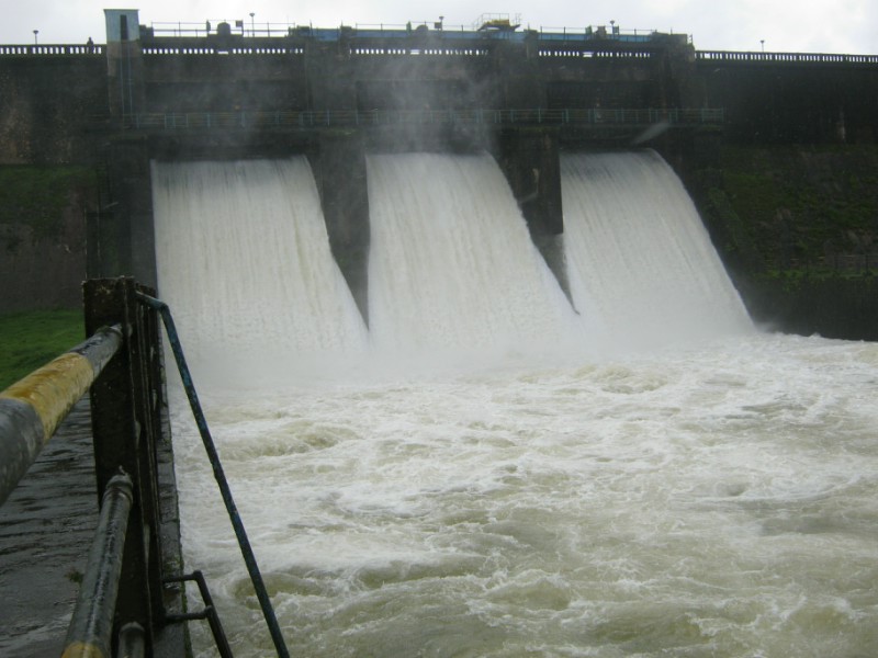 253 cusecs of water discharged from Tulshi dam | तुळशी धरण काठोकाठ,धरणातून २५३ क्युसेक्स पाण्याचा विसर्ग