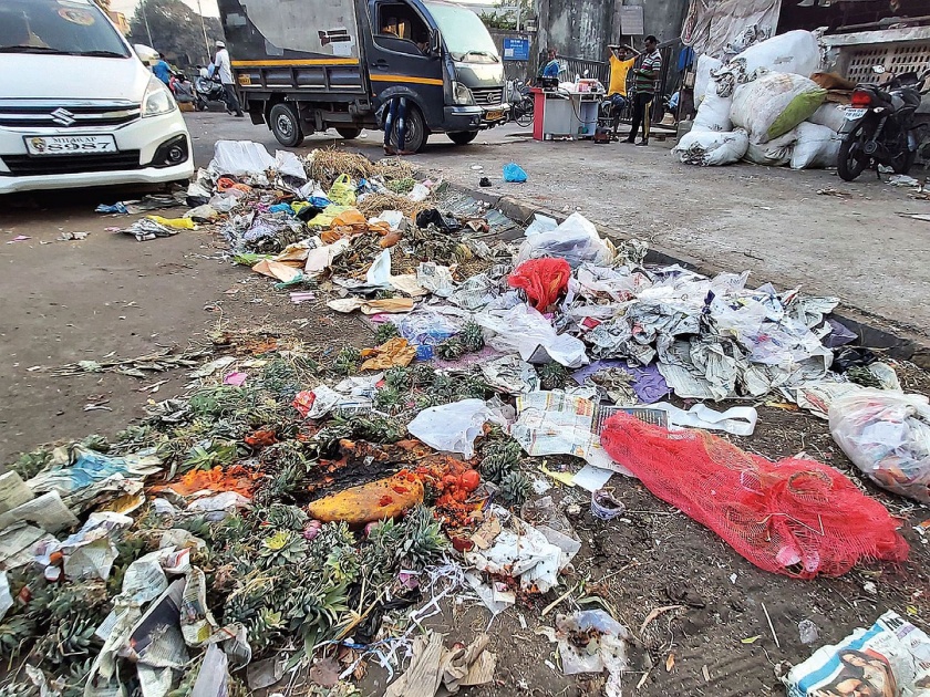 The question of transportation with turbulent waste is serious; Waste Empire in the APMC area | तुर्भेत कचऱ्यासह वाहतुकीचा प्रश्न गंभीर; एपीएमसी परिसरात कचऱ्याचे साम्राज्य