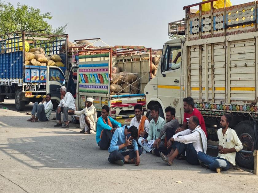 The queue of Haldi vehicles is getting long In Hingoli; Farmers stay at market yard increased | हळदीच्या वाहनांची रांग लांबतेय; शेतकऱ्यांचा मार्केट यार्डातला मुक्काम वाढला