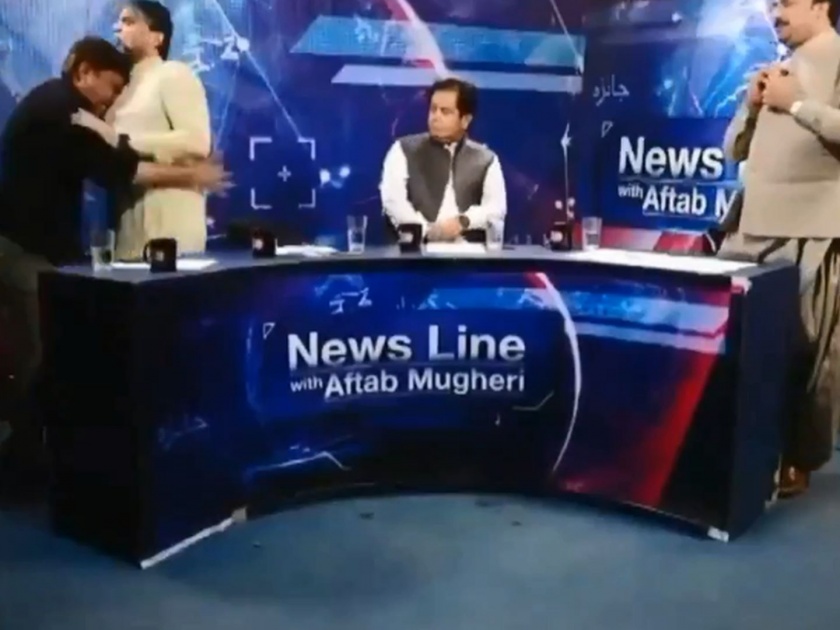 PTI's Masroor Ali Siyal attacks president Karachi press club Imtiaz Khan on live news show | Video: लाइव्ह शो दरम्यान भिडले पॅनेलिस्ट; पाकिस्तानी चॅनेलवरील राड्याचा व्हिडीओ व्हायरल