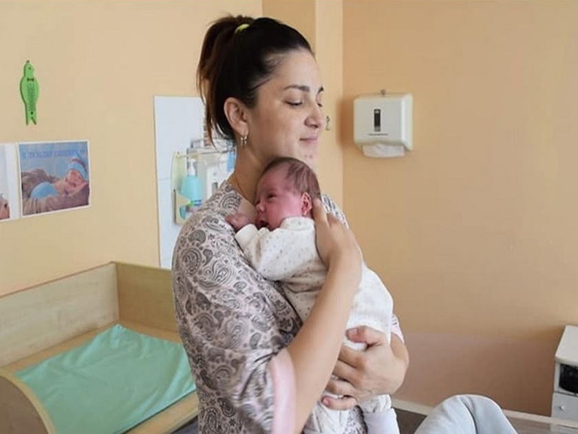 Woman gives birth to twins eleven weeks apart doctors stunned | 'ती'चा जुळा भाऊ ११ आठवड्यांनी जन्माला आला; जाणून घ्या 'हा' चमत्कार कसा झाला!