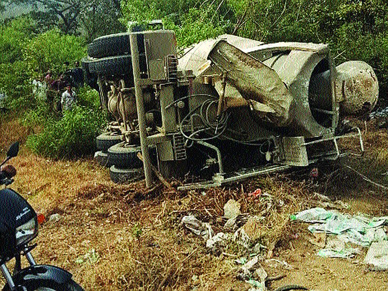 Mixer tanker overturned on Mumbai-Pune highway | मुंबई-पुणे महामार्गावर मिक्सर टँकर पलटला