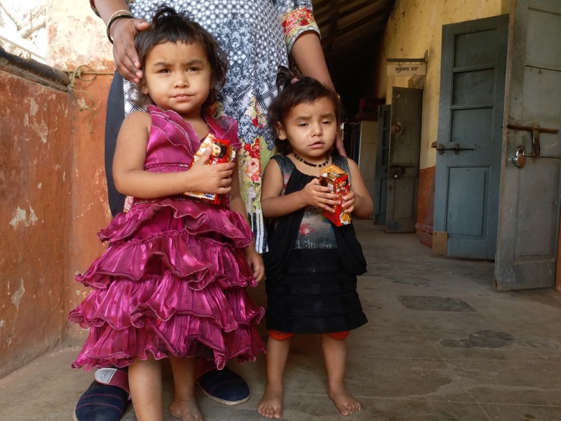 Who is the 'ruthless' father of two girls in Kalyan leaving alone in the railway station? | कल्याणमध्ये दोन मुलींना रेल्वे स्थानकात बेवारस सोडून जाणारा 'तो' निर्दयी बाप कोण ?